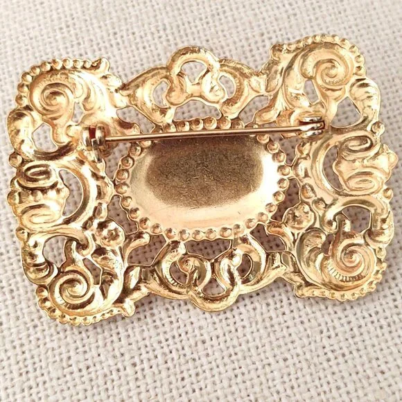 Decorative gold tone and faux pearl brooch - Picture 5 of 6